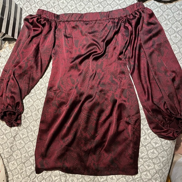 GUESS ● Off Shoulder Snakeskin Dress - Picture 3 of 4